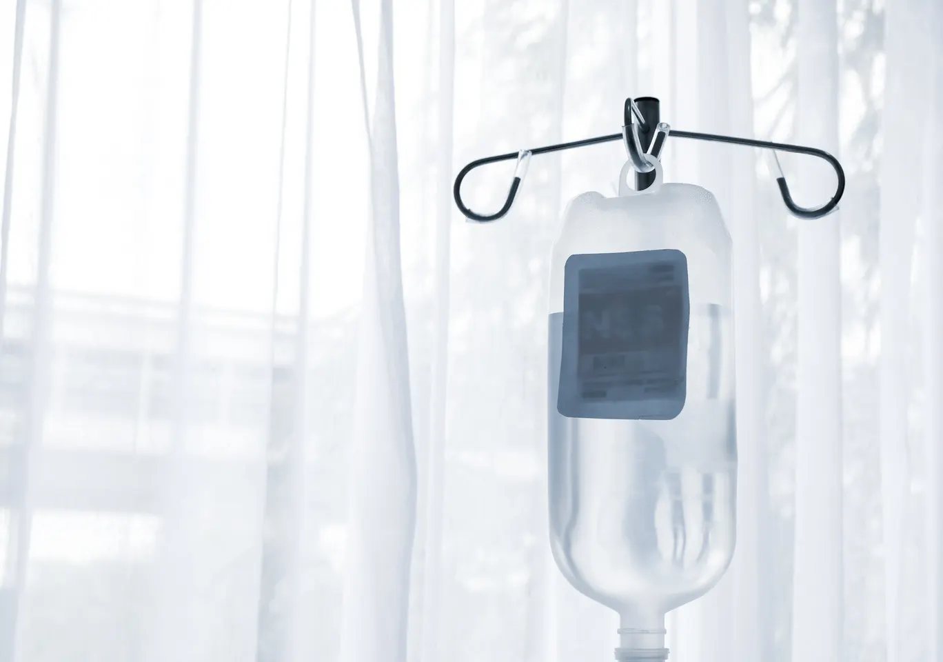 Kroplówki witaminowe Myszyniec: butelka płynu infuzyjnego zawieszona przy oknie