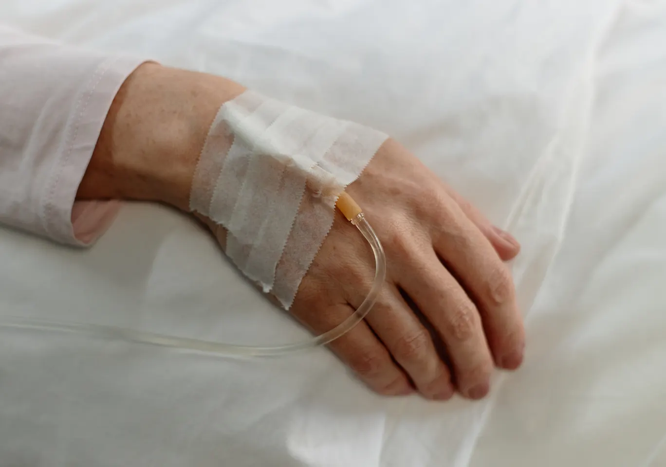 Kroplówki witaminowe Myszyniec: dłoń z podłączoną kroplówką w spokojnym kadrze