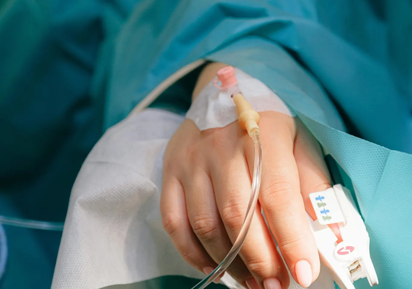 Detoks alkoholowy Wyszków: dłoń z wenflonem i pulsoksymetrem pod nadzorem
