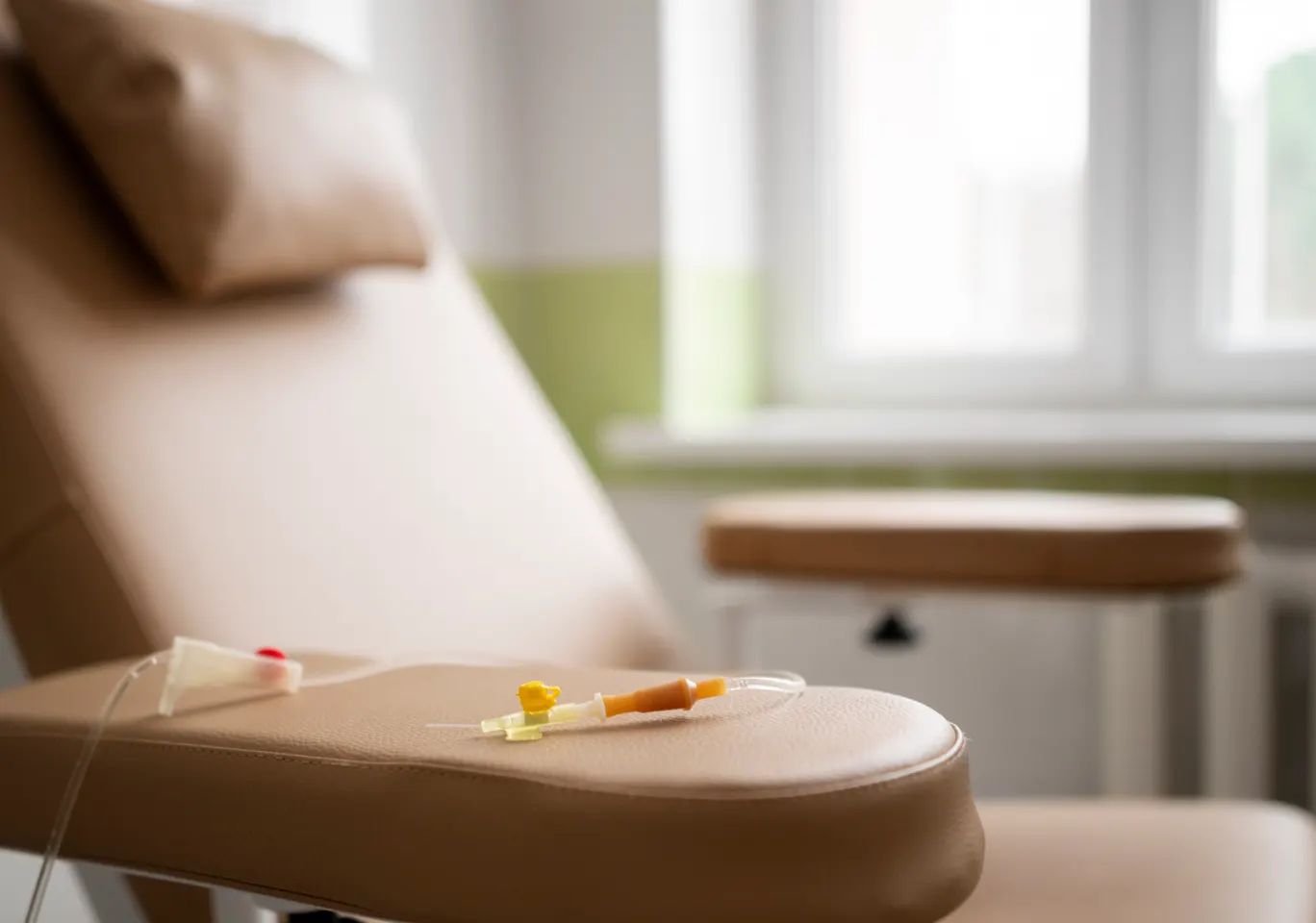 Kroplówki witaminowe Różan: fotel zabiegowy z przygotowaną linią infuzyjną