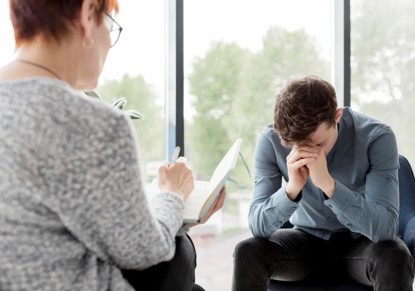 Psychiatra Ostrołęka, konsultacja prywatna: konsultacja u terapeuty przy oknie