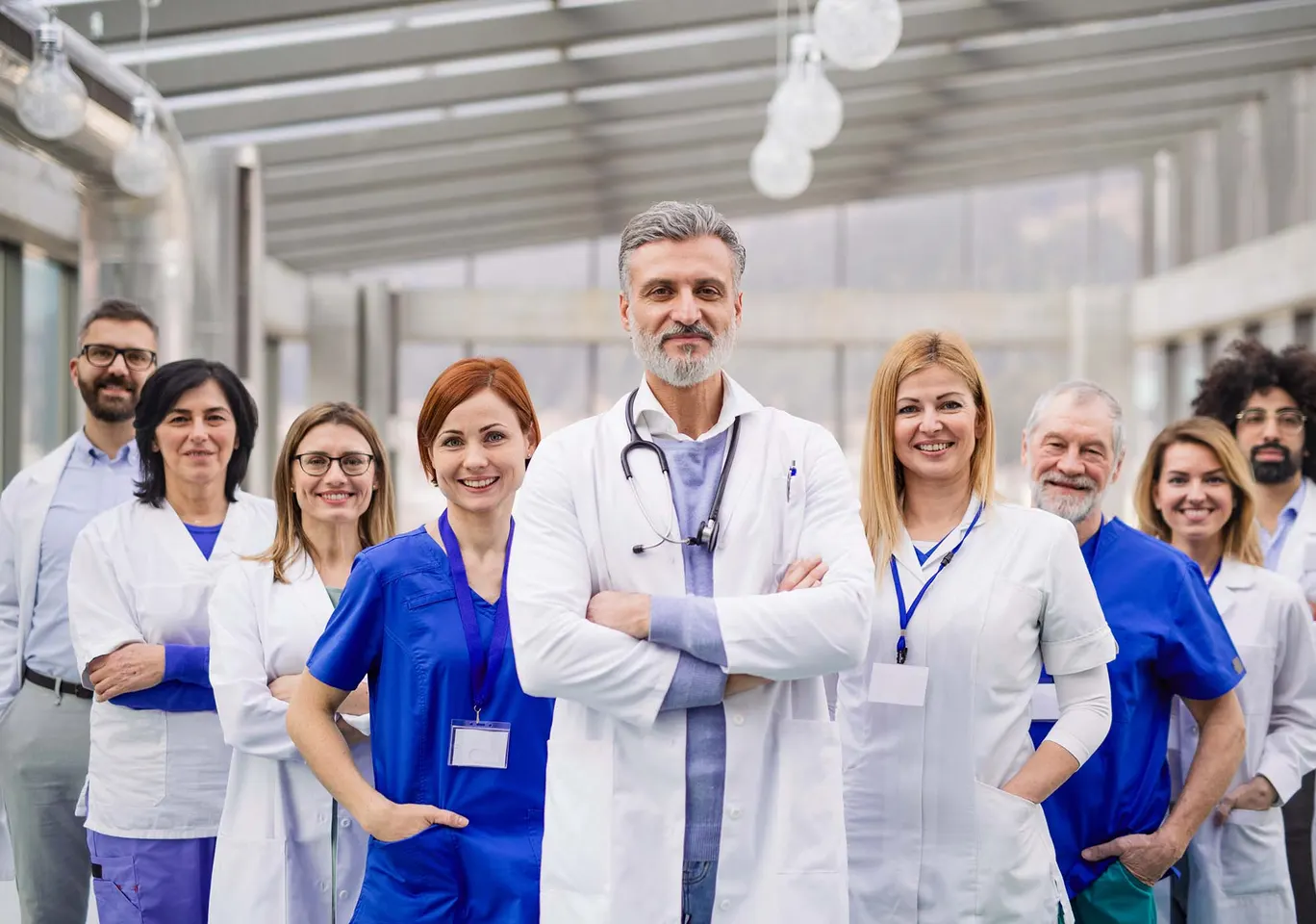 Wszywka alkoholowa Esperal / Disulfiram Ostrołęka: zespół lekarzy i pielęgniarek w korytarzu